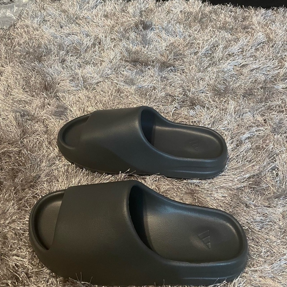 Adidas Yeezy onyx slides - Picture 2 of 5